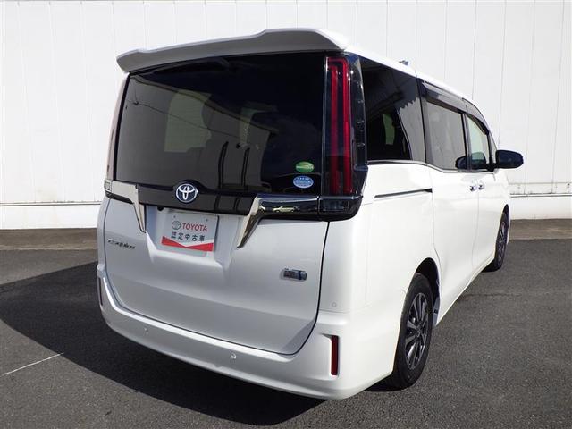 エスクァイア ハイブリッドＧｉ　プレミアムパッケージ　地上デジタル　衝突被害軽減　ＬＥＤライト　１オナ　Ｂカメラ　クルコン　スマートキー　メモリナビ　ナビ＆ＴＶ　ＡＣ１００Ｖ　キーレス　盗難防止装置　ＤＶＤ再生　ＡＢＳ　３列シート　ＥＴＣ　アルミ（17枚目）