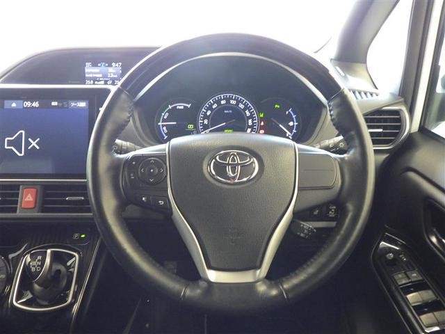 エスクァイア ハイブリッドＧｉ　プレミアムパッケージ　地上デジタル　衝突被害軽減　ＬＥＤライト　１オナ　Ｂカメラ　クルコン　スマートキー　メモリナビ　ナビ＆ＴＶ　ＡＣ１００Ｖ　キーレス　盗難防止装置　ＤＶＤ再生　ＡＢＳ　３列シート　ＥＴＣ　アルミ（29枚目）