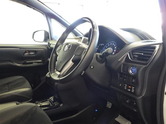 エスクァイア ハイブリッドＧｉ　プレミアムパッケージ　地上デジタル　衝突被害軽減　ＬＥＤライト　１オナ　Ｂカメラ　クルコン　スマートキー　メモリナビ　ナビ＆ＴＶ　ＡＣ１００Ｖ　キーレス　盗難防止装置　ＤＶＤ再生　ＡＢＳ　３列シート　ＥＴＣ　アルミ（32枚目）