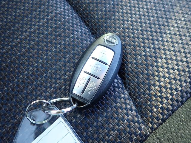 スマートキーは鍵をポケットに入れたまま、ボタンを指でタッチするだけで、ドアの開け閉めが出来とっても便利です！