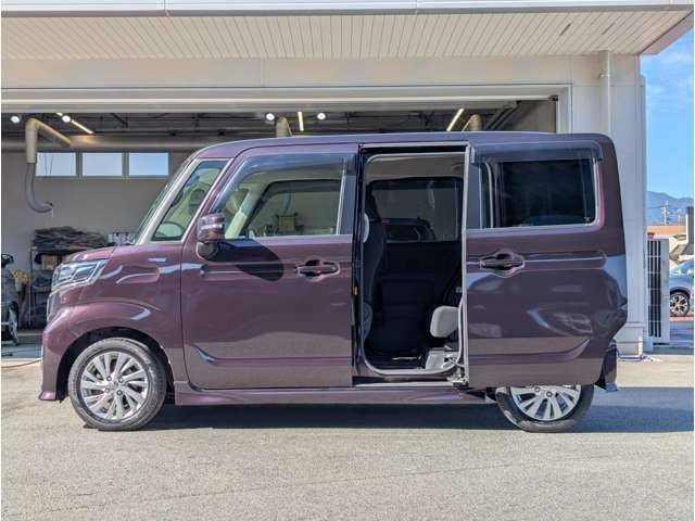 スペーシアカスタム ハイブリッドＧＳ　全周囲カメラ　ヘッドアップディスプレイ　ア　前後誤発進抑制機能　ＥＳＰ　シートＨ　イモビライザー　クルコン　運転席助手席エアバック　スマートキー　サイドエアバッグ　アルミホイール　フルフラットシート（17枚目）