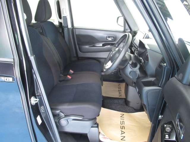 運転席の足元も広く余裕があります　シートリフター付きで小柄な方でも高さ調整が可能です