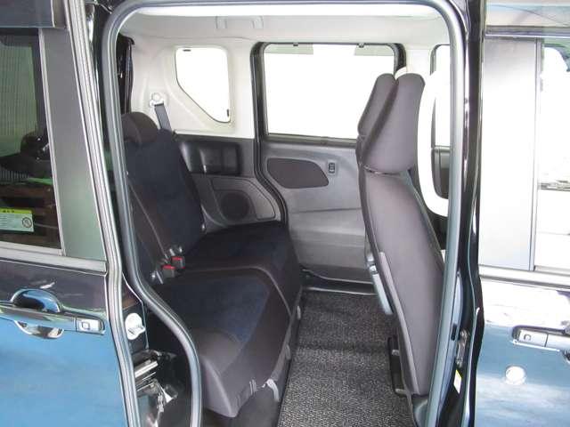 リヤシートは左右分割でシートスライド　個別でシート位置が調整可能