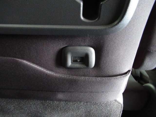 助手席シートバックにＵＳＢを完備　後部座席で携帯やゲーム機の充電が可能