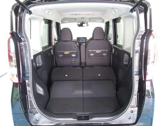 バックドアも大きく荷物の出し入れもらくです　リヤシートは、左右分割式で背もたれを倒すと広いラゲッジルームとして使用可能です