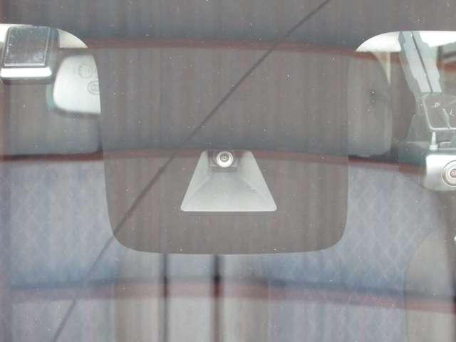 前方の車両を検知。　エマージェンシー（衝突軽減）ブレーキ装備