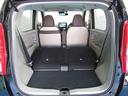 バックドアも大きく荷物の出し入れもらくです　リヤシートは、左右分割式で背もたれを倒すと広いラゲッジルームとして使用可能です