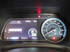 右側に大きく見やすいスピードメーター左側には運転支援システム等を表示 4