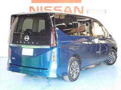 狭い駐車場での乗り降りや荷物の出し入れにとても便利なスライドドア 2