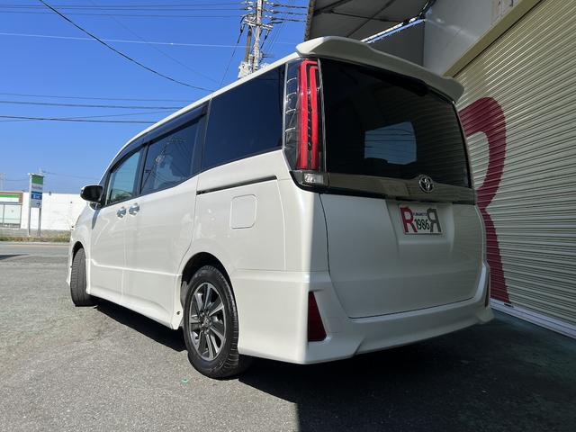 ノア Ｓｉ　ダブルバイビー　純正９型ナビ　フルセグ　全方位Ｍ　後席フリプダウン　ＥＴＣ　スマートキー　ＥＧプッシュ　両側電動スライドドア　後席ロールブラインド　ハーフレザーシート　ＬＥＤライト　衝突軽減　Ａハイビーム　１６ＡＷ（6枚目）