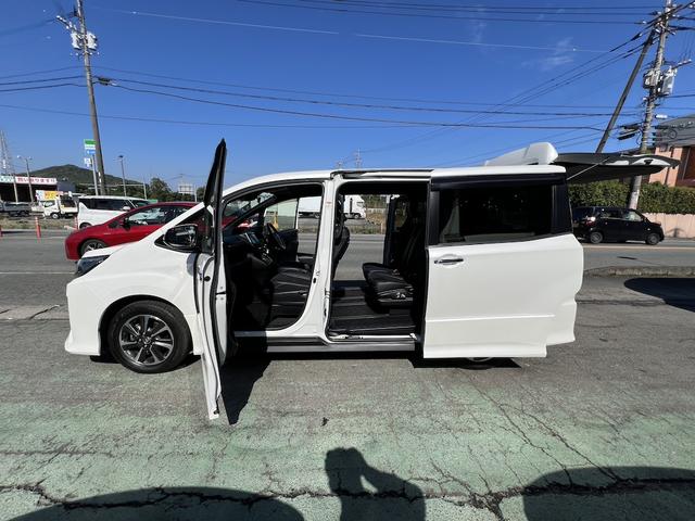 ノア Ｓｉ　ダブルバイビー　純正９型ナビ　フルセグ　全方位Ｍ　後席フリプダウン　ＥＴＣ　スマートキー　ＥＧプッシュ　両側電動スライドドア　後席ロールブラインド　ハーフレザーシート　ＬＥＤライト　衝突軽減　Ａハイビーム　１６ＡＷ（18枚目）