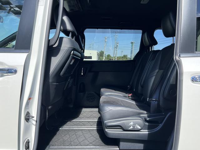 ノア Ｓｉ　ダブルバイビー　純正９型ナビ　フルセグ　全方位Ｍ　後席フリプダウン　ＥＴＣ　スマートキー　ＥＧプッシュ　両側電動スライドドア　後席ロールブラインド　ハーフレザーシート　ＬＥＤライト　衝突軽減　Ａハイビーム　１６ＡＷ（21枚目）
