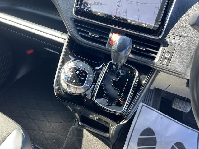 ノア Ｓｉ　ダブルバイビー　純正９型ナビ　フルセグ　全方位Ｍ　後席フリプダウン　ＥＴＣ　スマートキー　ＥＧプッシュ　両側電動スライドドア　後席ロールブラインド　ハーフレザーシート　ＬＥＤライト　衝突軽減　Ａハイビーム　１６ＡＷ（30枚目）