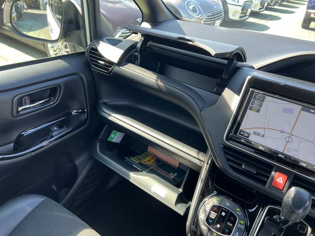 ノア Ｓｉ　ダブルバイビー　純正９型ナビ　フルセグ　全方位Ｍ　後席フリプダウン　ＥＴＣ　スマートキー　ＥＧプッシュ　両側電動スライドドア　後席ロールブラインド　ハーフレザーシート　ＬＥＤライト　衝突軽減　Ａハイビーム　１６ＡＷ（33枚目）