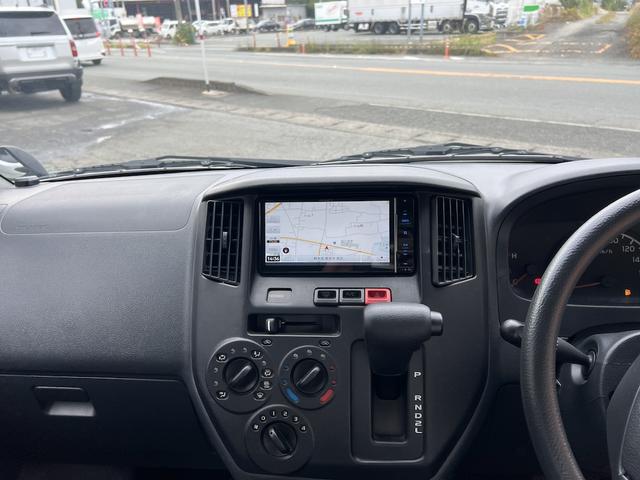 タウンエースバン GL アルトピアーノキャンピング・8ナンバー・5人乗り・ベッドキット・2列目バタフライシート・外部電源・LED照明・シンク・コンセント・シャワー・リヤTV・ルーフキャリア・社外14AWホワイトレターキーレス(4枚目)