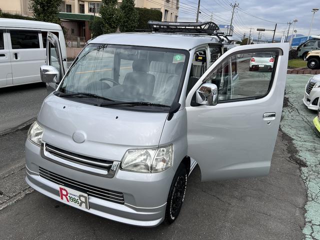 タウンエースバン GL アルトピアーノキャンピング・8ナンバー・5人乗り・ベッドキット・2列目バタフライシート・外部電源・LED照明・シンク・コンセント・シャワー・リヤTV・ルーフキャリア・社外14AWホワイトレターキーレス(18枚目)