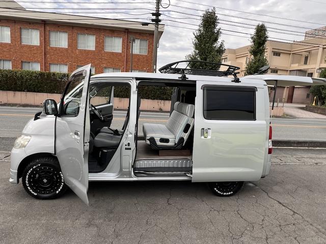 タウンエースバン GL アルトピアーノキャンピング・8ナンバー・5人乗り・ベッドキット・2列目バタフライシート・外部電源・LED照明・シンク・コンセント・シャワー・リヤTV・ルーフキャリア・社外14AWホワイトレターキーレス(20枚目)