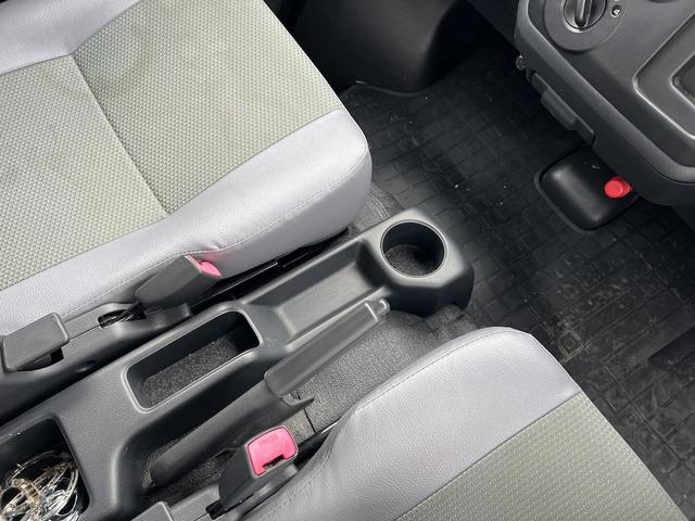 タウンエースバン GL アルトピアーノキャンピング・8ナンバー・5人乗り・ベッドキット・2列目バタフライシート・外部電源・LED照明・シンク・コンセント・シャワー・リヤTV・ルーフキャリア・社外14AWホワイトレターキーレス(32枚目)