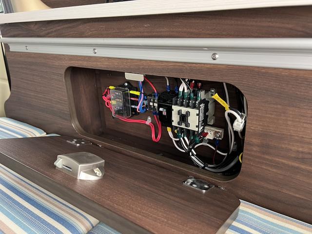 タウンエースバン GL アルトピアーノキャンピング・8ナンバー・5人乗り・ベッドキット・2列目バタフライシート・外部電源・LED照明・シンク・コンセント・シャワー・リヤTV・ルーフキャリア・社外14AWホワイトレターキーレス(35枚目)