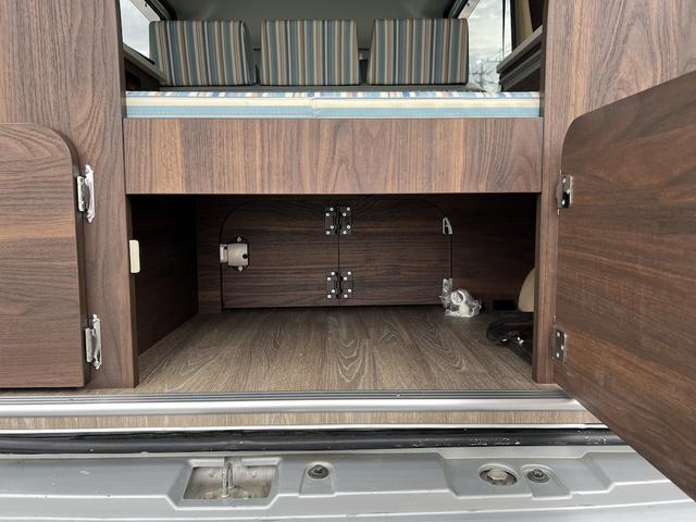 タウンエースバン GL アルトピアーノキャンピング・8ナンバー・5人乗り・ベッドキット・2列目バタフライシート・外部電源・LED照明・シンク・コンセント・シャワー・リヤTV・ルーフキャリア・社外14AWホワイトレターキーレス(47枚目)