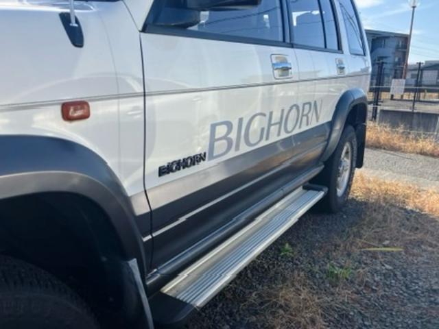 ビッグホーン 　プレジールＩＩ　純正アルミ　３列シート　７人乗り　記録簿　車検令和９年１１月　ターボ交換済（6枚目）