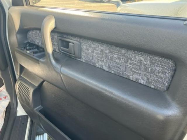 ビッグホーン 　プレジールＩＩ　純正アルミ　３列シート　７人乗り　記録簿　車検令和９年１１月　ターボ交換済（21枚目）