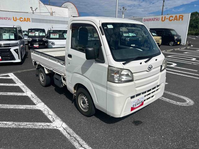 車両右斜め前方からの写真になります♪