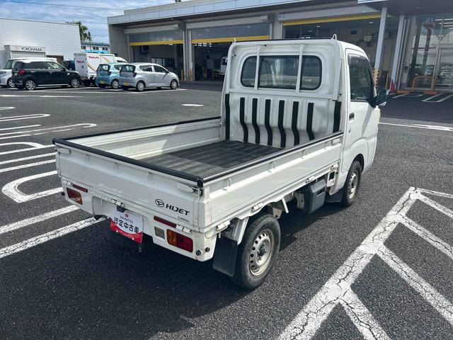 車両右斜め後方からの写真になります♪
