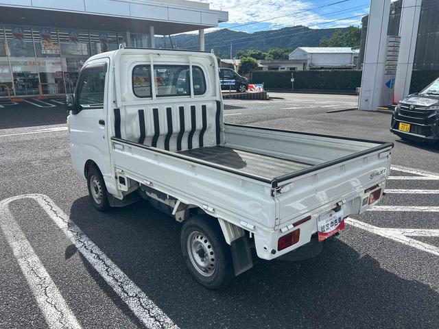 車両左斜め後方からの写真になります♪