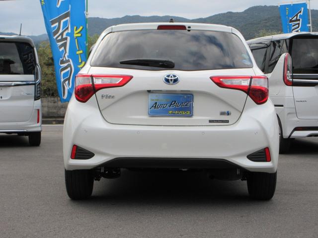 ヴィッツ ハイブリッドＦ　セーフティーエディションＩＩＩ　トヨタセーフティセンス　純正ナビフルセグ　Ｂｌｕｅｔｏｏｔｈ　バックカメラ　ＬＥＤオートライト　クリアランスソナー　スマートキー＆プッシュスタート　ＥＴＣ　走行２２４９１キロ　禁煙車（3枚目）
