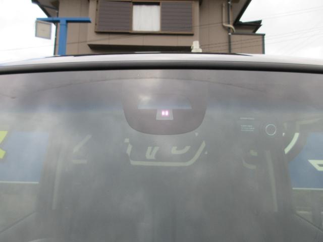 N-BOXカスタム G ターボSSパッケージ 衝突軽減 ハーフレザーシート&ヒーター SDナビフルセグ Bluetooth バックカメラ HIDオートライト フリップダウンモニター ETC 純正エアロ&15インチアルミ 走行47582キロ 禁煙車(10枚目)