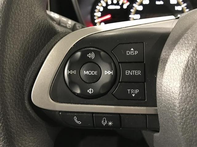 ステアリングスイッチ付きで、運転中に視線を前に向けたまま操作できます。