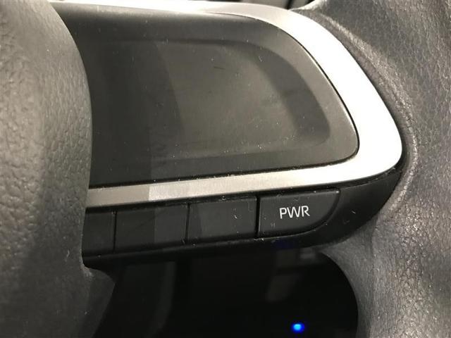 ステアリングスイッチ付きで、運転中に視線を前に向けたまま操作できます。