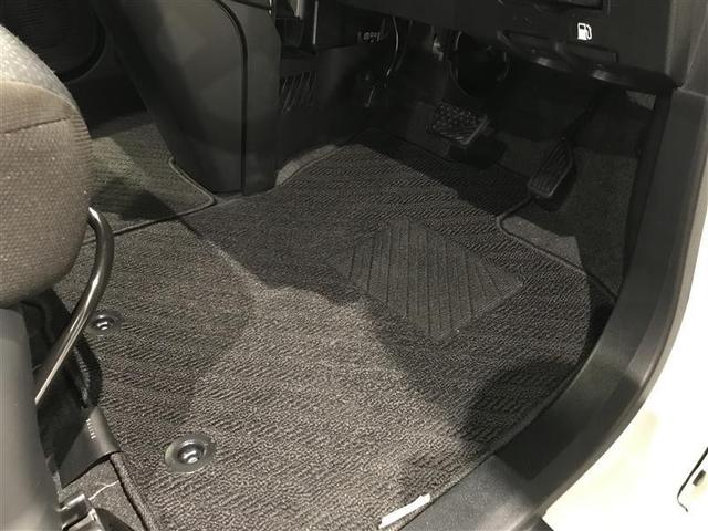 内装工程では、中古車を気持ちよくお乗りいただけるよう清掃しております。シートの洗浄はもちろん、ニオイの元となるフロアカーペットまで洗浄・消臭を実施。