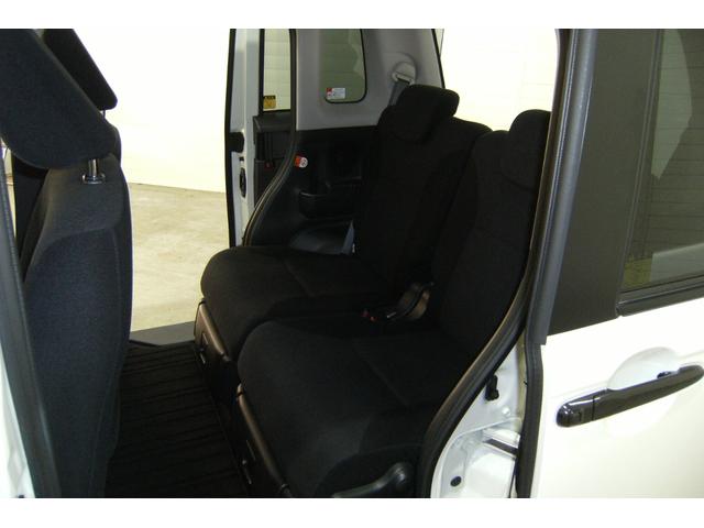 後席足元も広々でゆったりと座れます♪