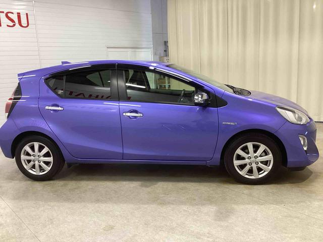 アクア Ｇ　フロアシフト　プッシュスタートスイッチ　電子カードキー　カーナビ　バックモニター　ＡＢＳ　アルミホイール　フォグランプ　ＥＴＣ車載器（4枚目）