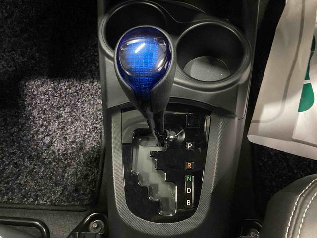 アクア Ｇ　フロアシフト　プッシュスタートスイッチ　電子カードキー　カーナビ　バックモニター　ＡＢＳ　アルミホイール　フォグランプ　ＥＴＣ車載器（11枚目）