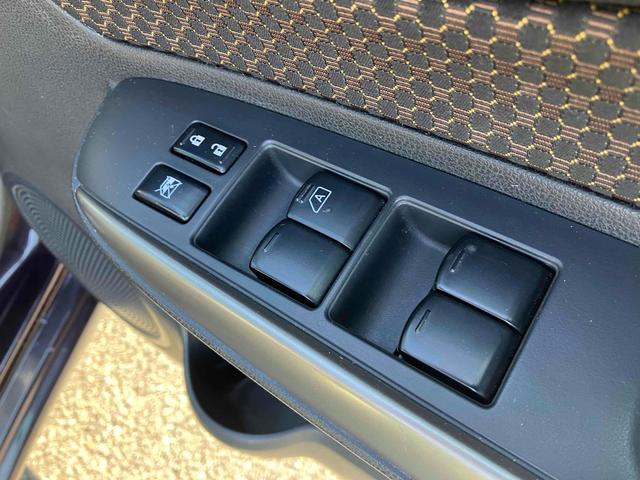 ノート メダリスト　エマージェンシーブレーキパッケージ　純正メモリーナビフルセグＴＶ　アラウンドモニター　Ｂｌｕｅｔｏｏｔｈ　フロントフォグランプ　合皮コンビシート　　アイドリングストップ　革巻きステアリングホイール（19枚目）
