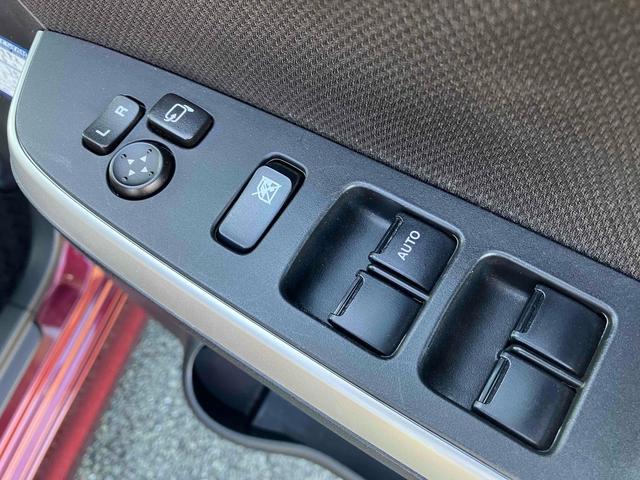 パワーウィンドウのスイッチですよ。運転席に居ながら窓を開け閉めのコントロールできますよ。