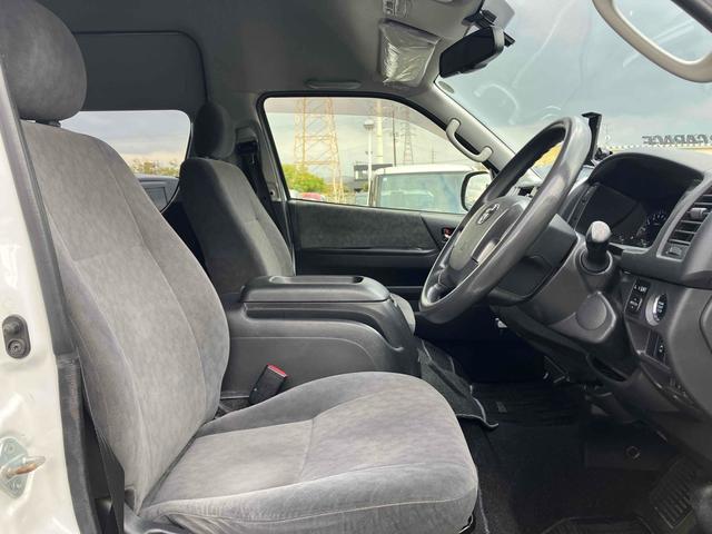 ハイエースワゴン グランドキャビン 10人乗/バックモニターセット/助手席側パワースライドドア/リアクーラー/リアヒーター/15インチホイールキャップ/ハロゲンヘッドライト/スマートキー&プッシュスタート/ETC/カーオーディオ(15枚目)