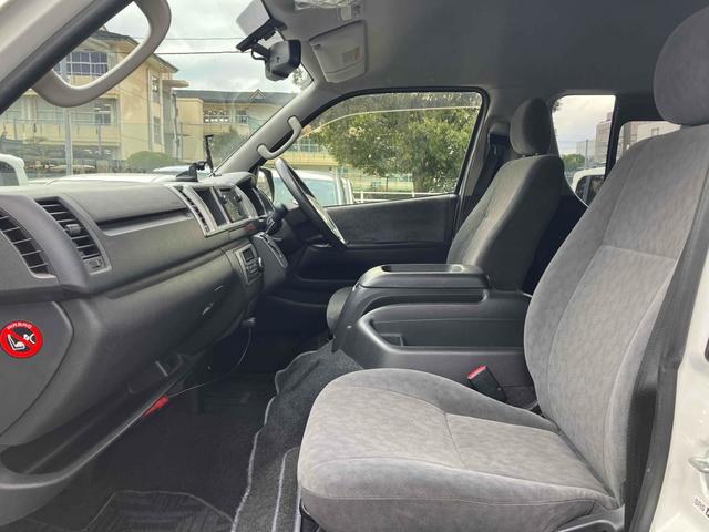 ハイエースワゴン グランドキャビン 10人乗/バックモニターセット/助手席側パワースライドドア/リアクーラー/リアヒーター/15インチホイールキャップ/ハロゲンヘッドライト/スマートキー&プッシュスタート/ETC/カーオーディオ(19枚目)