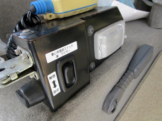 電動固定装置付いてますので車イスの固定が簡単です