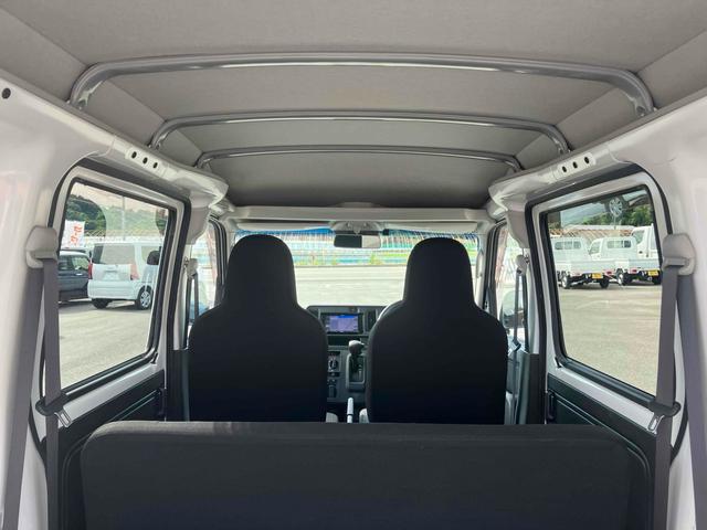 ハイゼットカーゴ ＤＸ　ＳＡＩＩＩ　ＡＴ　衝突被害軽減システム　クリアランスソナー　ＥＴＣ　ナビ　ＴＶ　両側スライドドア　キーレスエントリー　アイドリングストップ　オートマチックハイビーム　ＡＢＳ　ＥＳＣ　エアコン（8枚目）
