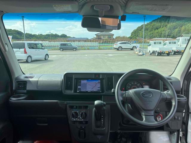 ハイゼットカーゴ ＤＸ　ＳＡＩＩＩ　ＡＴ　衝突被害軽減システム　クリアランスソナー　ＥＴＣ　ナビ　ＴＶ　両側スライドドア　キーレスエントリー　アイドリングストップ　オートマチックハイビーム　ＡＢＳ　ＥＳＣ　エアコン（13枚目）
