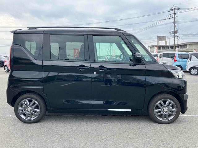 デリカミニ 　４ＷＤターボ　全周囲カメラ　両側電動スライドドア　クリアランスソナー　オートクルーズコントロール　オートライト　スマートキー　アイドリングストップ　電動格納ミラー　シートヒーター　ベンチシート　ＣＶＴ（4枚目）