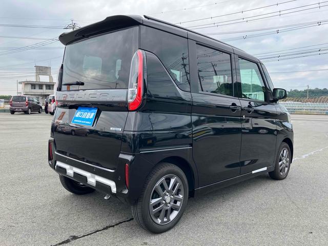 デリカミニ 　４ＷＤターボ　全周囲カメラ　両側電動スライドドア　クリアランスソナー　オートクルーズコントロール　オートライト　スマートキー　アイドリングストップ　電動格納ミラー　シートヒーター　ベンチシート　ＣＶＴ（5枚目）