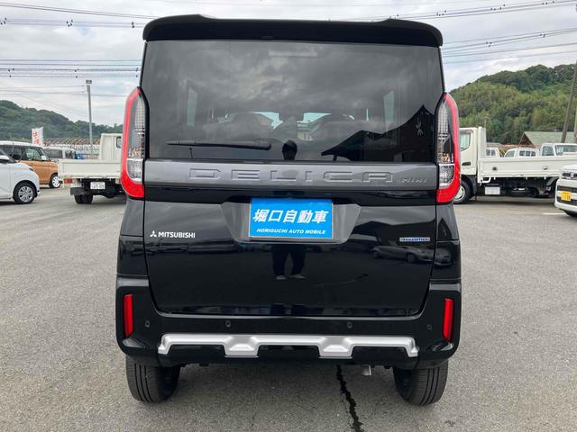デリカミニ 　４ＷＤターボ　全周囲カメラ　両側電動スライドドア　クリアランスソナー　オートクルーズコントロール　オートライト　スマートキー　アイドリングストップ　電動格納ミラー　シートヒーター　ベンチシート　ＣＶＴ（6枚目）