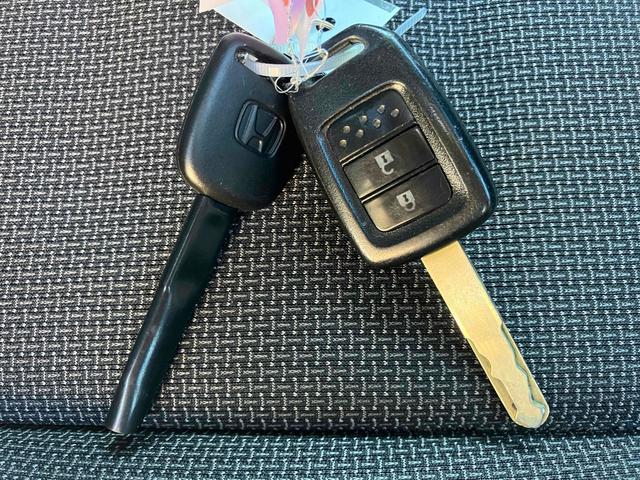 今や欠かせないアイテムとなったキーレス。もちろん付いています。直接キーを差し込まなくてもドアの施錠・開錠が出来ます。ドア回りのキズ防止にもなりますね