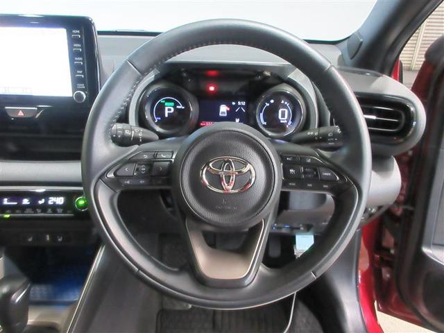 ステアリングから手を離さず、運転しながらさまざまな操作が行えます。