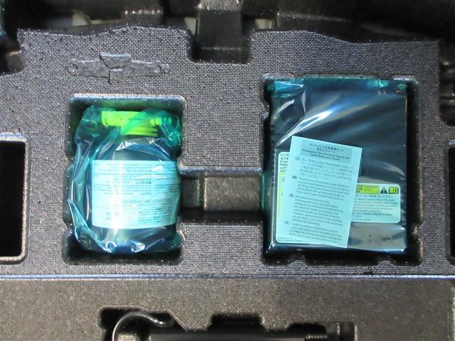 カローラツーリング ハイブリッド　ダブルバイビー　バックモニター　フルセグＴＶ　ＬＥＤライト　ハーフレザーシート　点検記録簿　クルコン　横滑り防止　盗難防止装置　ナビ・ＴＶ　エアバッグ　ＥＴＣ　ＡＢＳ　助手席エアバッグ　キーレス　メモリーナビ（7枚目）